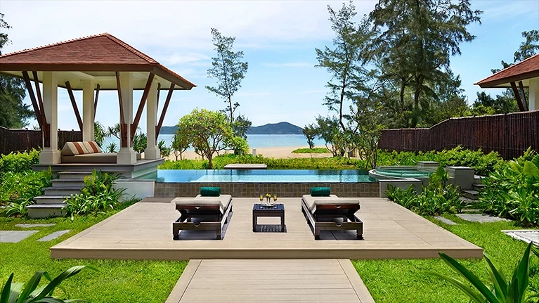 Hồ bơi riêng được tích hợp bồn sục với tầm nhìn ra biển xanh