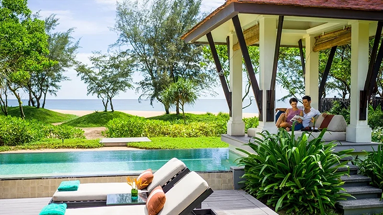 Villa trước biển nhưng được bao quanh bởi cây cối tạo nên không gian thoáng mát