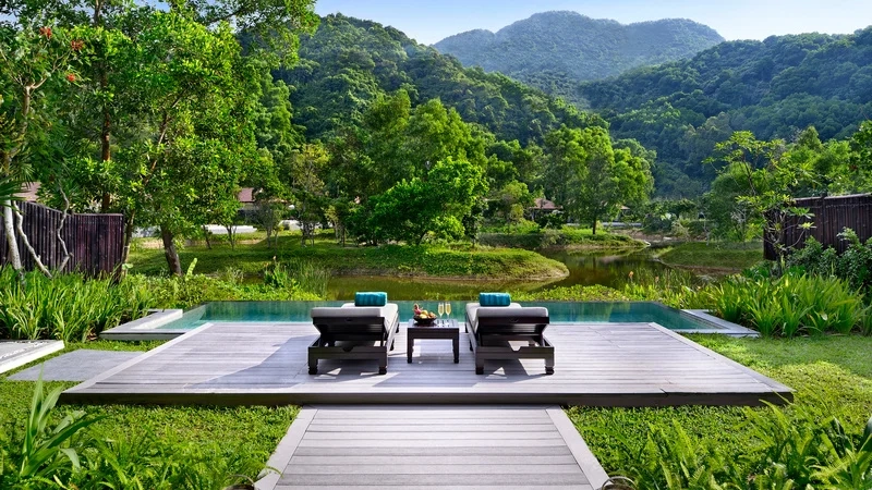 Và hồ bơi riêng nhìn ra đầm phá cùng núi rừng