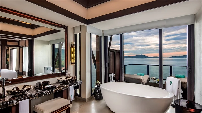 Khách hàng có thể vừa thả mình ngâm bồn vừa ngắm mặt trời