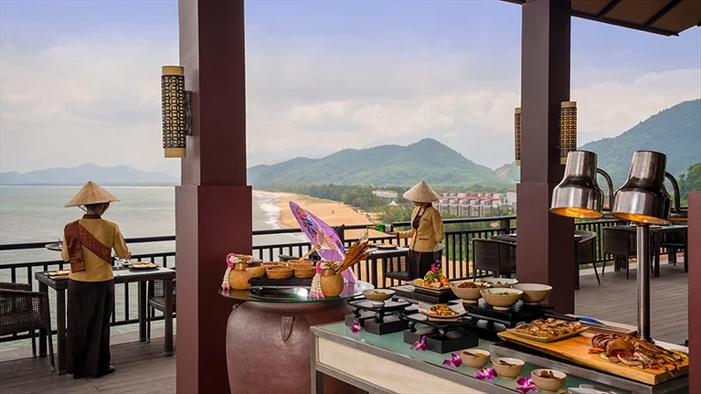 Với địa hình nép mình bên sườn núi, Khách hàng vừa dùng bữa vừa chiêm ngưỡng toàn cảnh tự nhiên của Lăng Cô hoang sơ