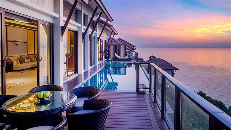 Villa Seaview Hill Pool 01 bedroom nằm trên triền núi với tầm nhìn ôm trọn vịnh Lăng Cô