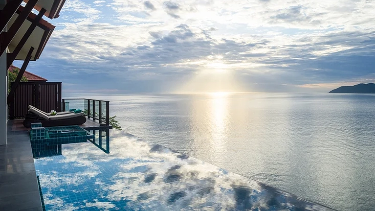 Hồ bơi vô cực hòa làm một cùng biển cả