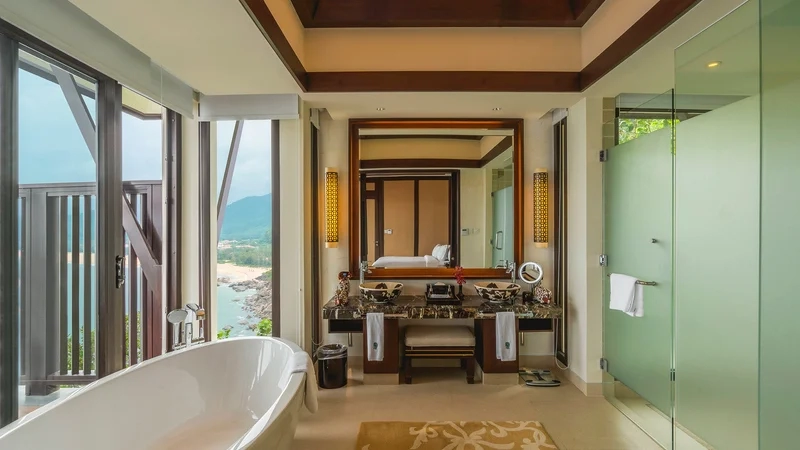Phòng tắm được trang bị bồn tắm và tắm đứng riêng biệt
