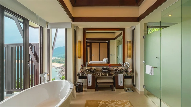 Phòng tắm được trang bị bồn tắm và tắm đứng riêng biệt