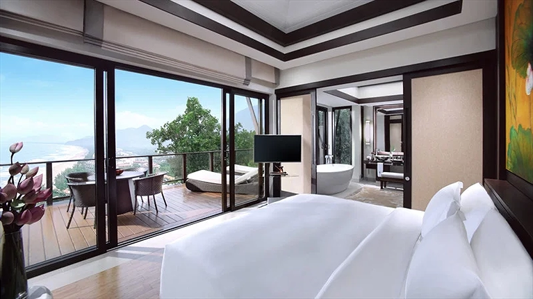 Phòng ngủ chính với giường King bed