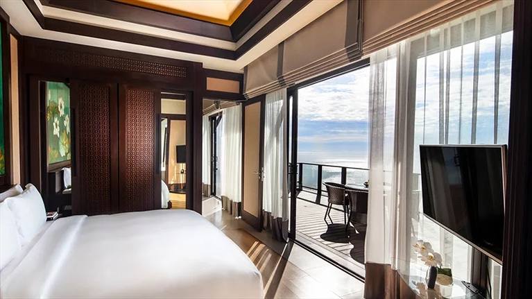 Phòng ngủ chính với giường King bed