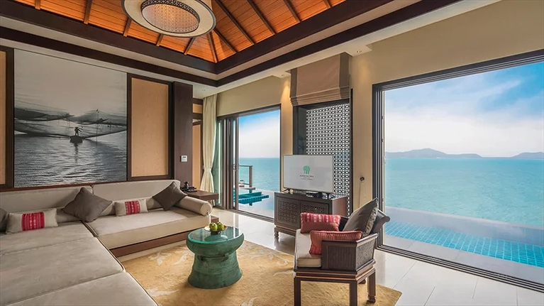 Villa được thiết kế với trục phòng khách ở giữa 2 phòng ngủ