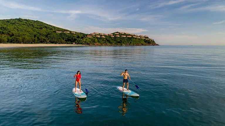 Bãi biển lớn tại Khu nghỉ là nơi thuận tiện cho Quý khách có thể trải nghiệm những hoạt động thể thao dưới nước