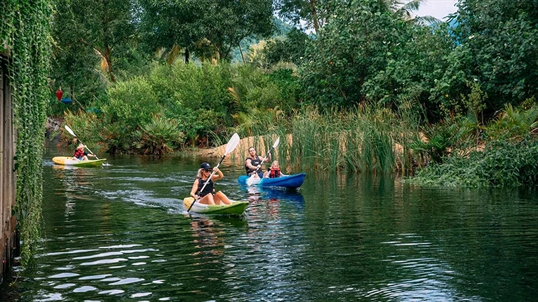 Hay nhẹ nhàng với các hoạt động tại kênh đào Laguna giữa lòng khu nghỉ
