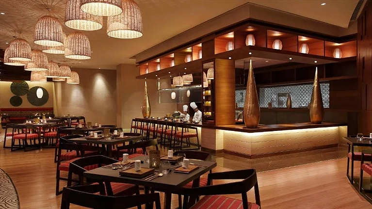 Nhà hàng được trang trí ấm cúng