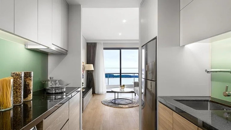 Phòng bếp với đồ dùng cơ bản được trang bị miễn phí từ hạng phòng Studio trở lên