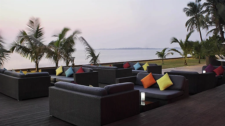 Thư giãn tại Gada da Vida - sảnh ghế tựa bên nhìn ra biển