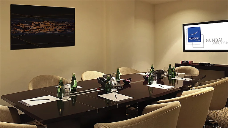 Phòng họp được sắp xếp tỉ mỉ