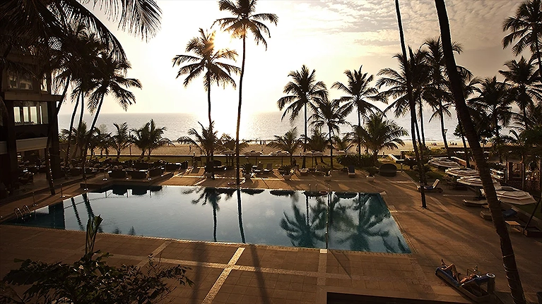 Khách sạn nằm ở cạnh bên bờ biển Juhu