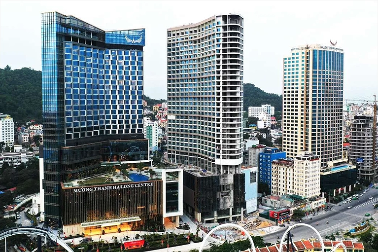 Khách sạn Mường Thanh Luxury Hạ Long Residence và Khách sạn Mường Thanh Luxury Hạ Long Centre cạnh nhau