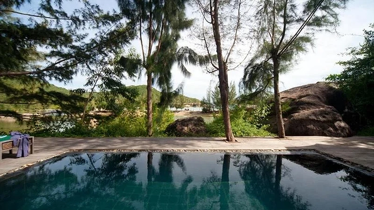 Hồ bơi với tầm nhìn ra hồ nước hình thành tự nhiên giữa lòng Khu nghỉ