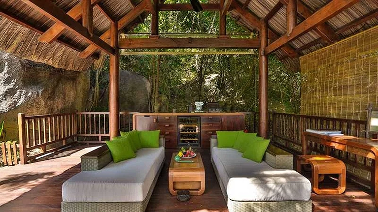 Khu vực phòng khách với không gian mở hoàn toàn với thiên nhiên