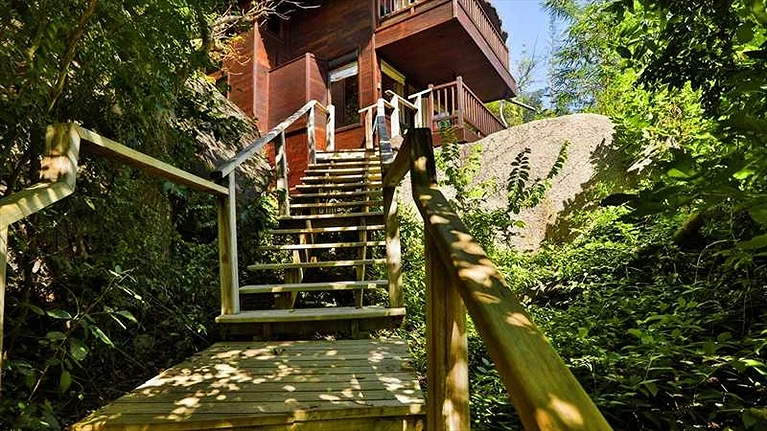 Hill Rock Pool Villa nằm vị trí tựa lưng vào triền núi