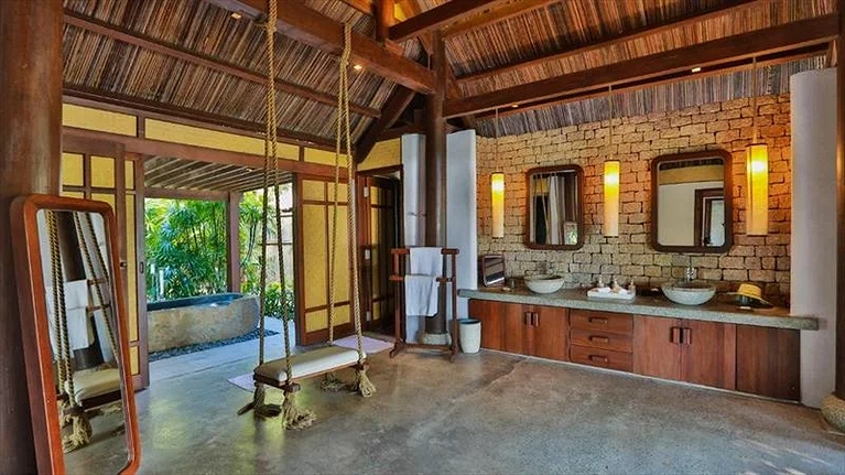 Khu vực phòng tắm cực rộng với khu vực tắm kín và tắm tiên ngoài trời