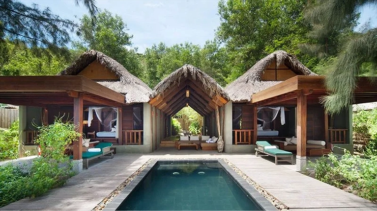 Hồ bơi riêng nằm chính diện giữa 2 phòng ngủ