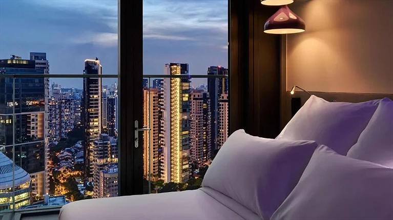 Ngắm nhìn khung cảnh thành phố lung linh từ phòng ngủ