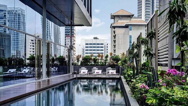 Hồ bơi ngoài trời