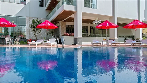 Hồ bơi ngoài trời rộng rãi