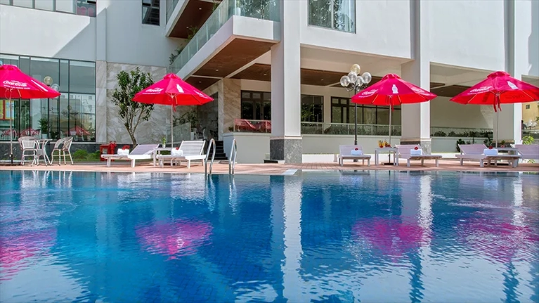 Hồ bơi ngoài trời rộng rãi