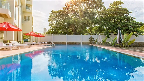 Hồ bơi ngoài trời rộng rãi