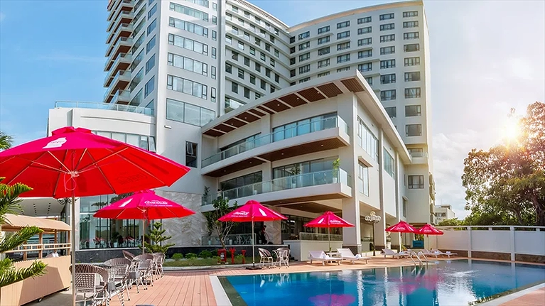 Tổng quan khách sạn nhìn từ bên ngoài