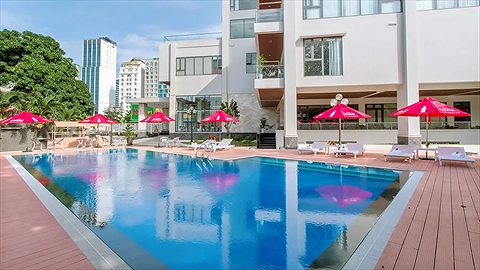 Hồ bơi ngoài trời rộng rãi