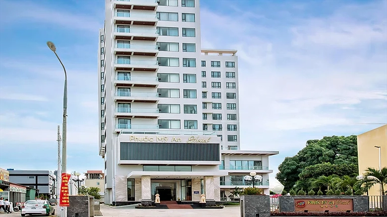 Tổng quan khách sạn nhìn từ bên ngoài