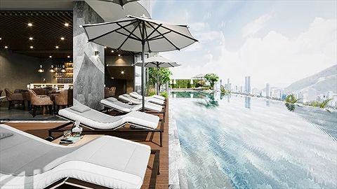 Hồ bơi tọa lạc tại tầng thượng của khách sạn