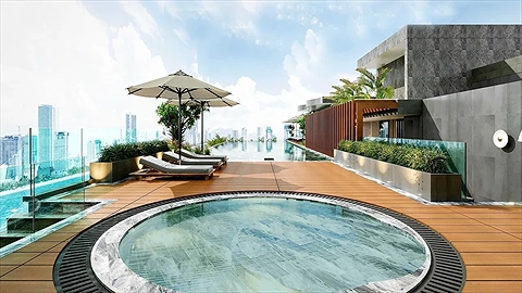 Hồ bơi tọa lạc tại tầng thượng của khách sạn