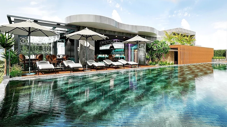 Hồ bơi tọa lạc tại tầng thượng của khách sạn