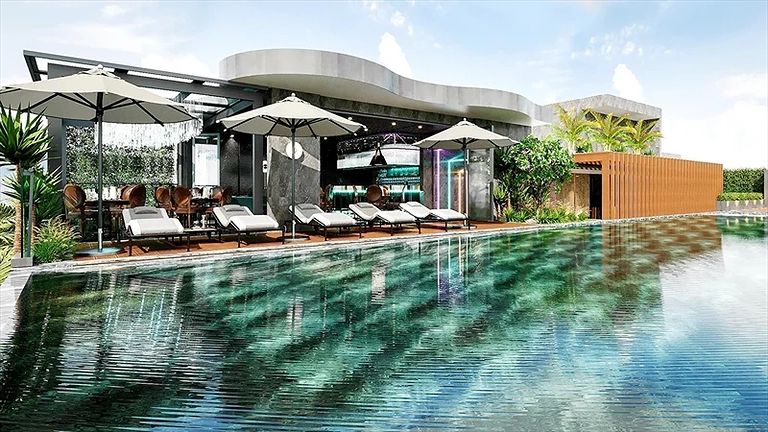 Hồ bơi tọa lạc tại tầng thượng của khách sạn