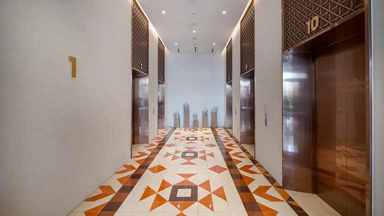 Khu vực thang máy rộng rãi