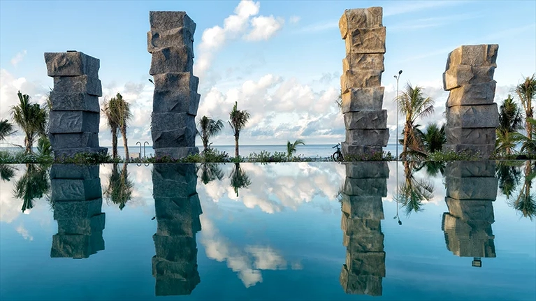 Hồ bơi ngoài trời đẹp có không gian rộng thoáng