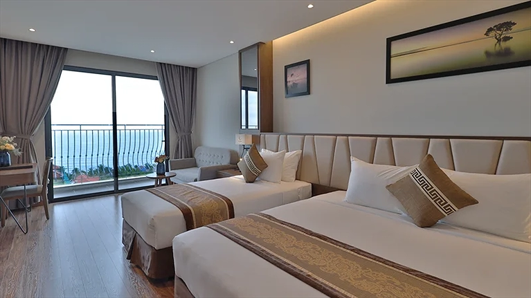 Senior Deluxe Sea View Triple