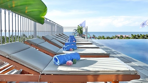 Khu vực bố trí ghế nằm hồ bơi ngoài trời