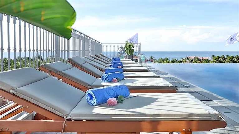 Khu vực bố trí ghế nằm hồ bơi ngoài trời