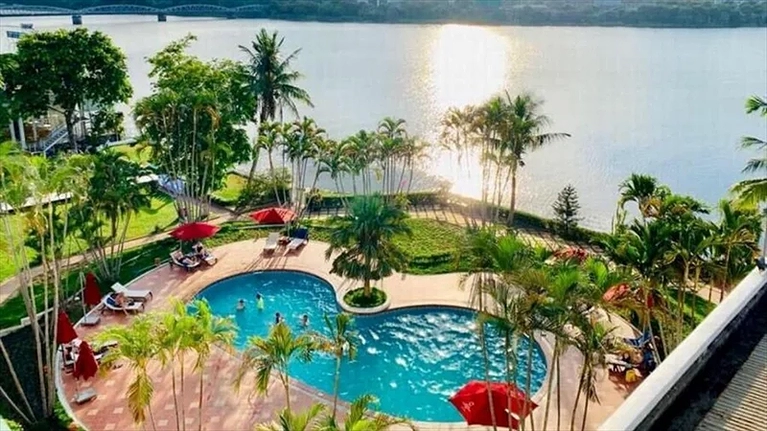 Khu vực hồ bơi ngoài trời