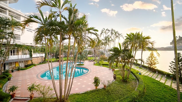 Khu vực hồ bơi ngoài trời