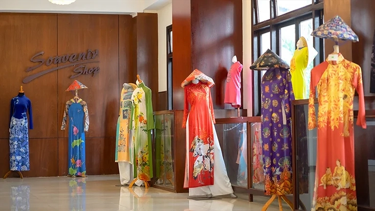 Cửa hàng quà lưu niệm bên trong khách sạn