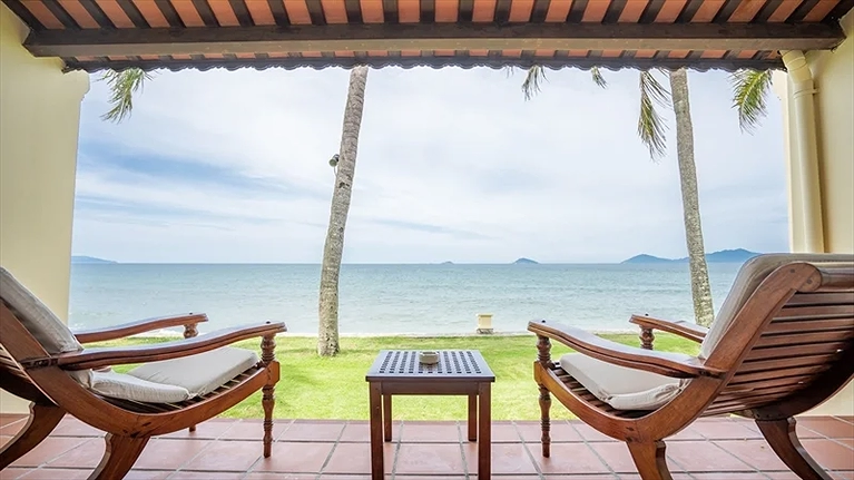 Ban công rộng ôm trọn biển