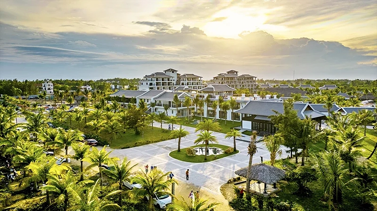 Lối đi tràn ngập cây xanh