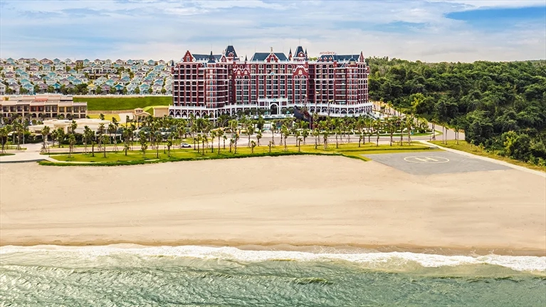 Quang cảnh chung - Bãi biển đối diện bên đường