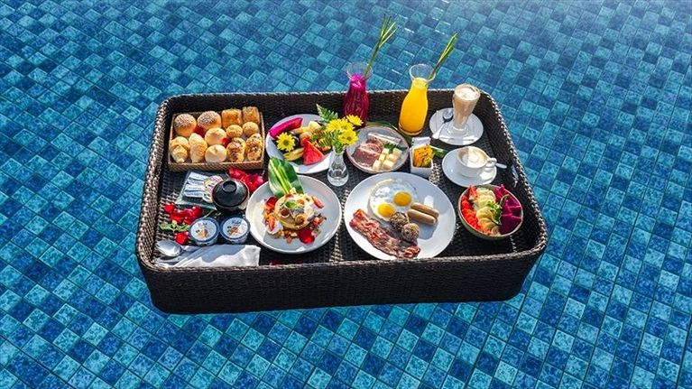 Floating Breakfast đầy màu sắc