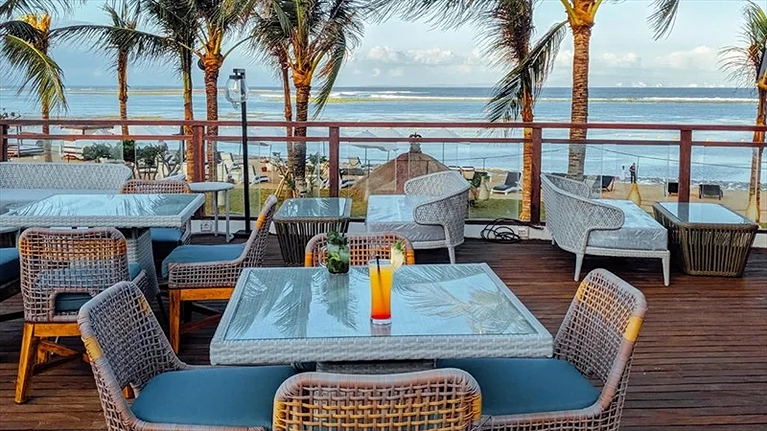 Khu vực quầy Bar ngoài trời